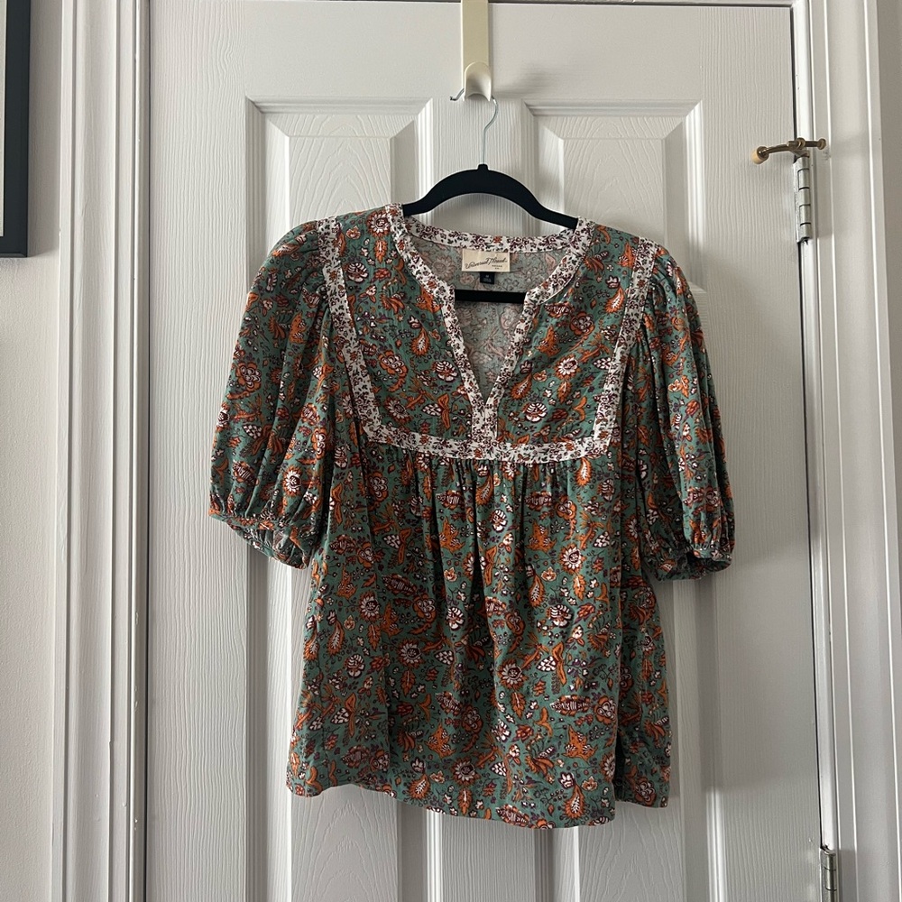 EUC - Universal thread - size medium flows shirt